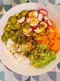 Pokè di riso con avocado, zenzero e verdure