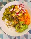 Pokè di riso con avocado, zenzero e verdure