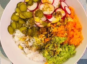 Foto di Pokè di riso con avocado, zenzero e verdure