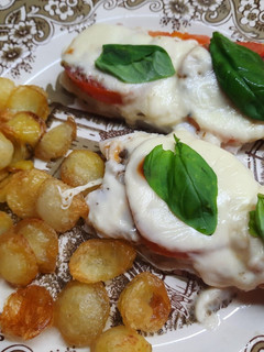 Una foto de Papas noisette con filet de merluza al horno