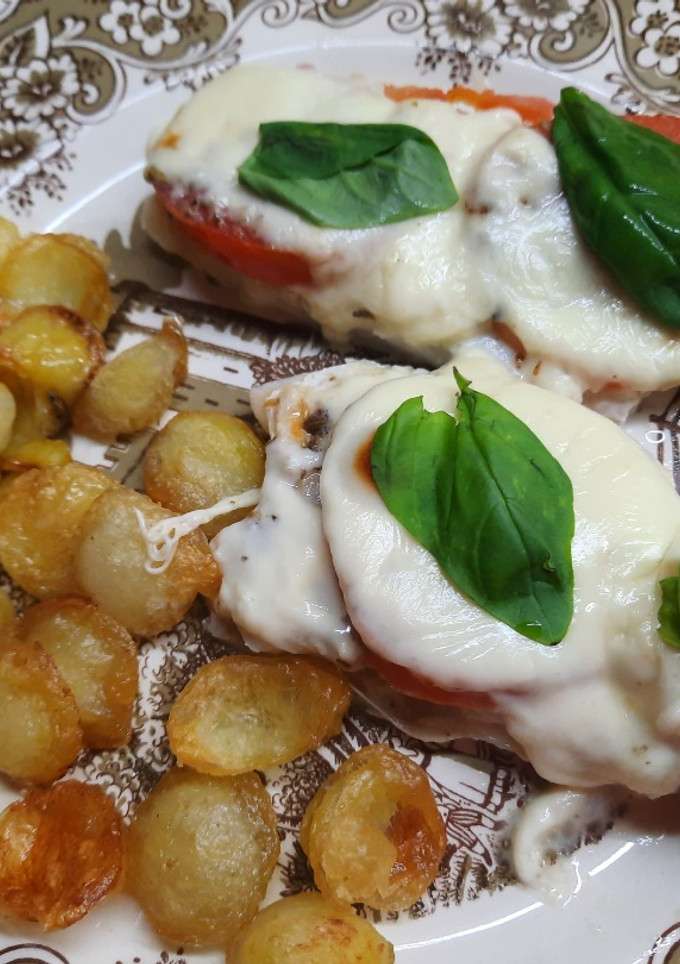 Una foto de Papas noisette con filet de merluza al horno