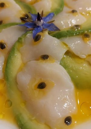 Une photo de Avocat et St Jacques vinaigrette au fruit de la passion