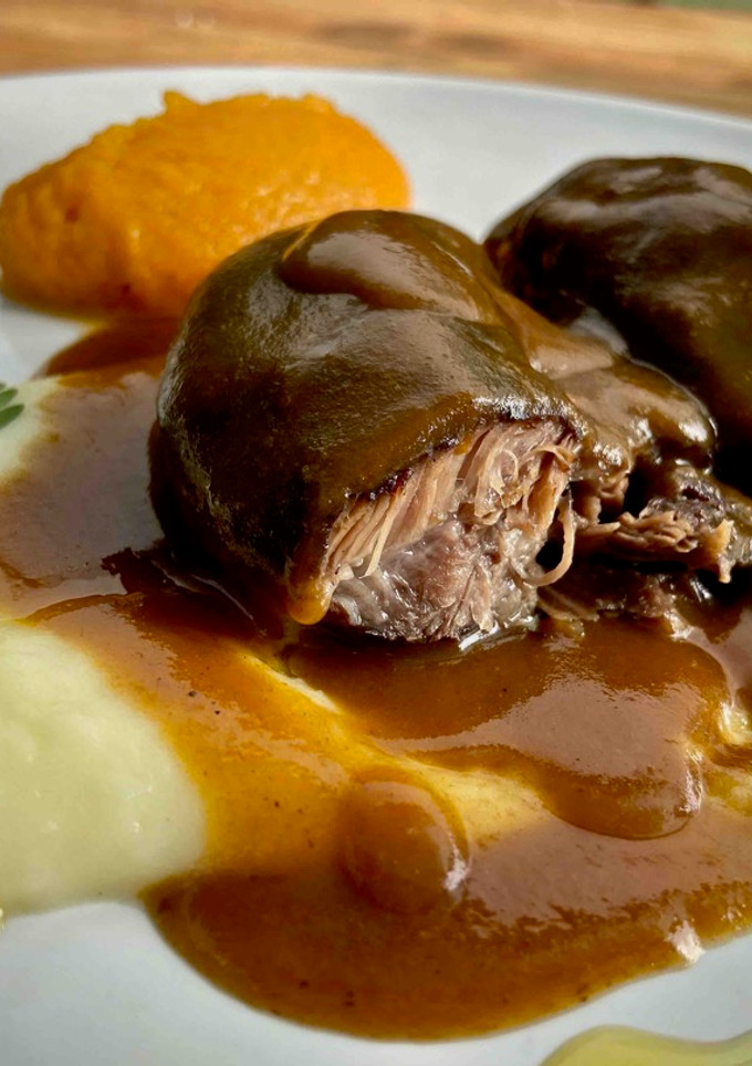 Una foto de Carrilleras en salsa de vino tinto