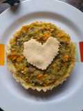 Tartitas (o tarta) con masa de harina de arroz y relleno de brócoli y arvejas