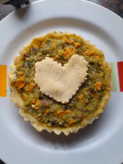 Una foto de Tartitas (o tarta) con masa de harina de arroz y relleno de brócoli y arvejas