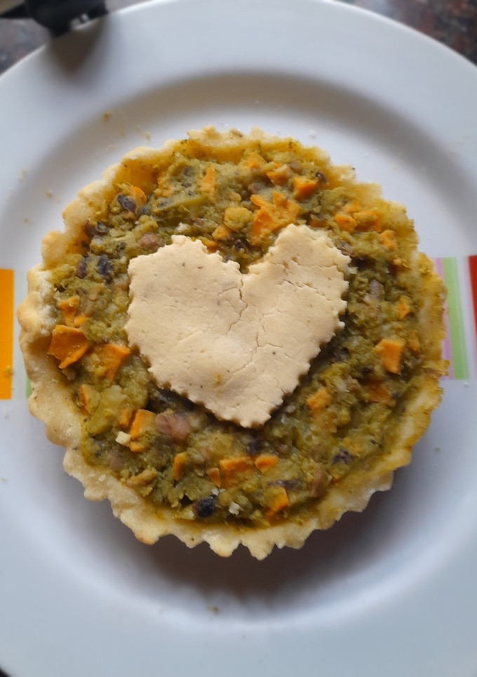 Una foto de Tartitas (o tarta) con masa de harina de arroz y relleno de brócoli y arvejas