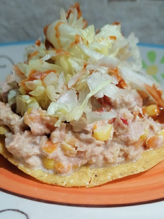 Una foto de Tostadas de atún 😋👏🏼