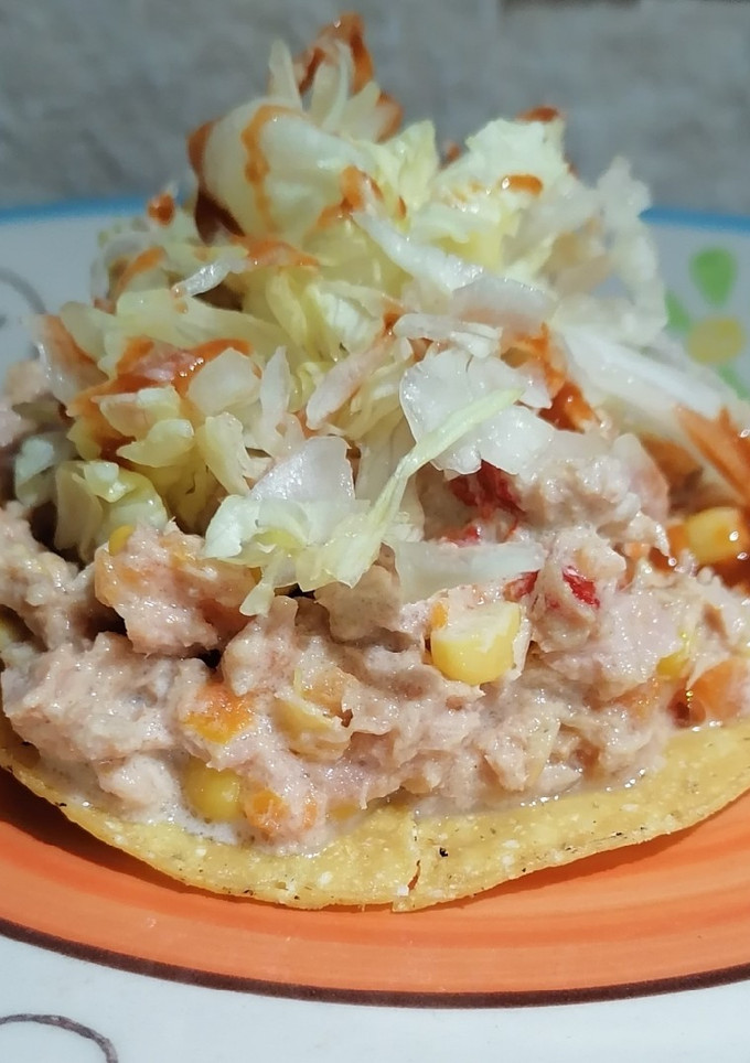 Una foto de Tostadas de atún 😋👏🏼