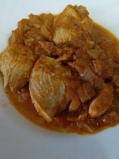 Una foto de Pollo en salsa de tomate y aceitunas