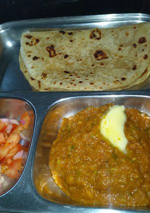 A picture of Kathiyavadi bhaji with paratha.