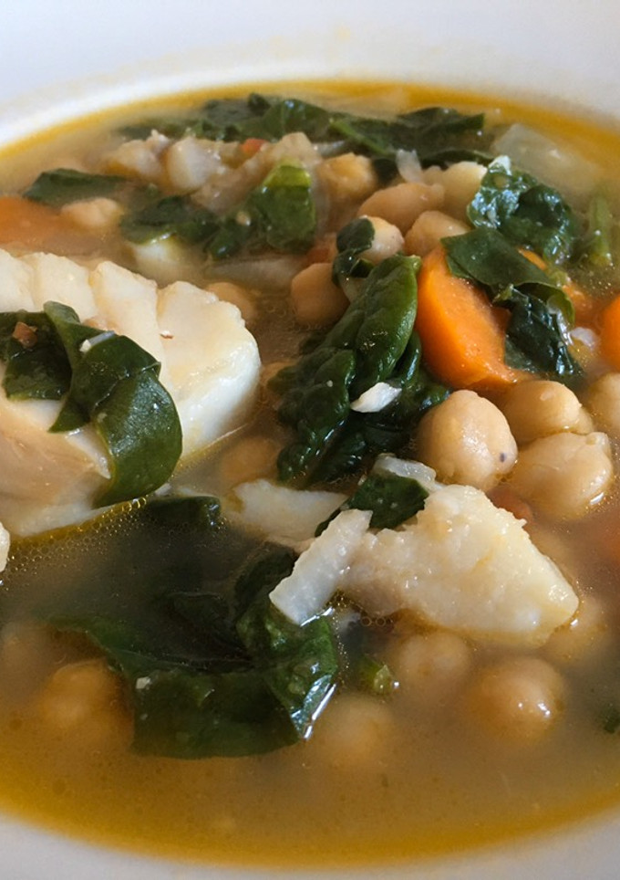 Una foto de Cocido de garbanzos, bacalao y espinacas