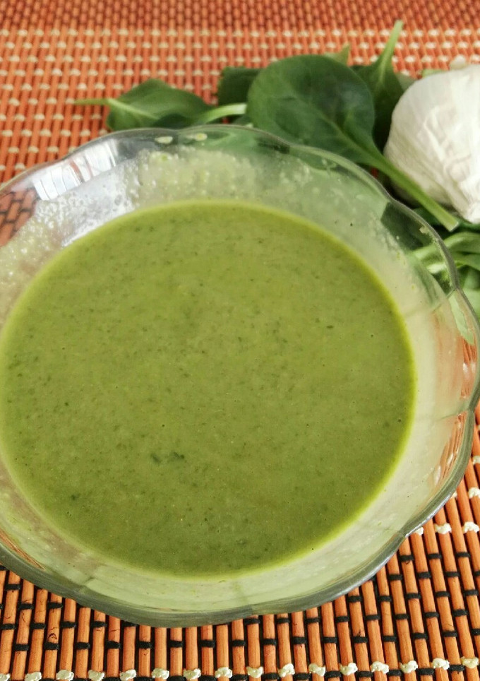 Una foto de Salsa de alcaparras y espinacas