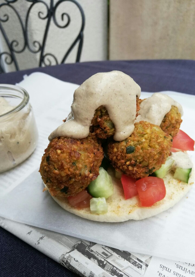 Una foto de Falafel, pan de pita y ensalada con salsa tahini