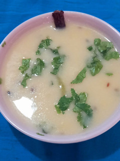ગુજરાતી કઢી (Gujarati Kadhi Recipe In Gujarati) રેસીપી મુખ્ય ફોટો