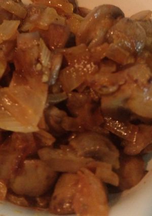 মাশরুম অনিয়ন ফ্রাই (mushroom onion fry recipe in Bengali) রেসিপির প্রধান ছবি