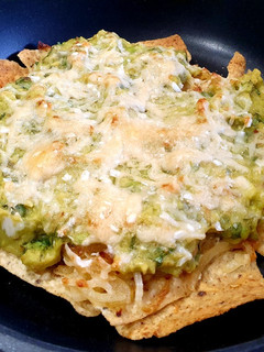 Una foto de Nachos con guacamole y cebolla caramelizada