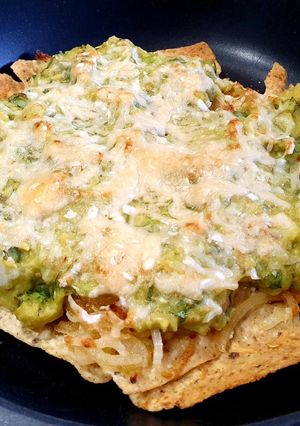 Una foto de Nachos con guacamole y cebolla caramelizada