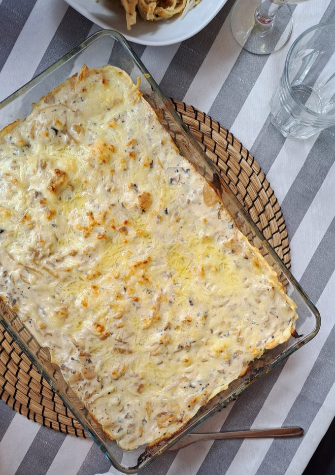 Una foto de Lasaña de cebolla caramelizada y peras (pasta fresca casera)