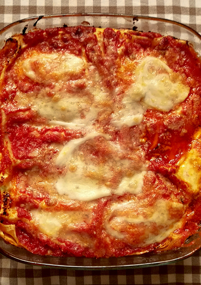Una foto de Lasaña de tomate y queso