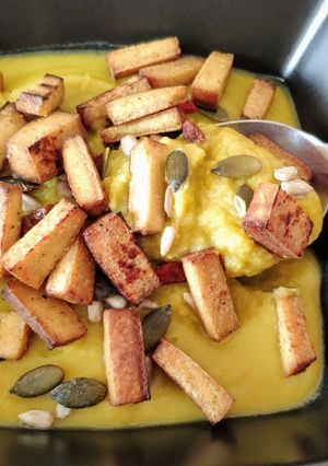 Une photo de Purée de pois cassés et "lardons" de tofu fumé (vegan)