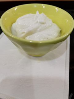 Una foto de Mousse de queso y ajo a las finas hierbas