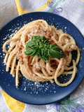Bucatini in salsa verde con noci e sesamo croccanti