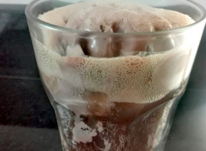 Una foto de Helado de chocolate con Coca/ helado flotante