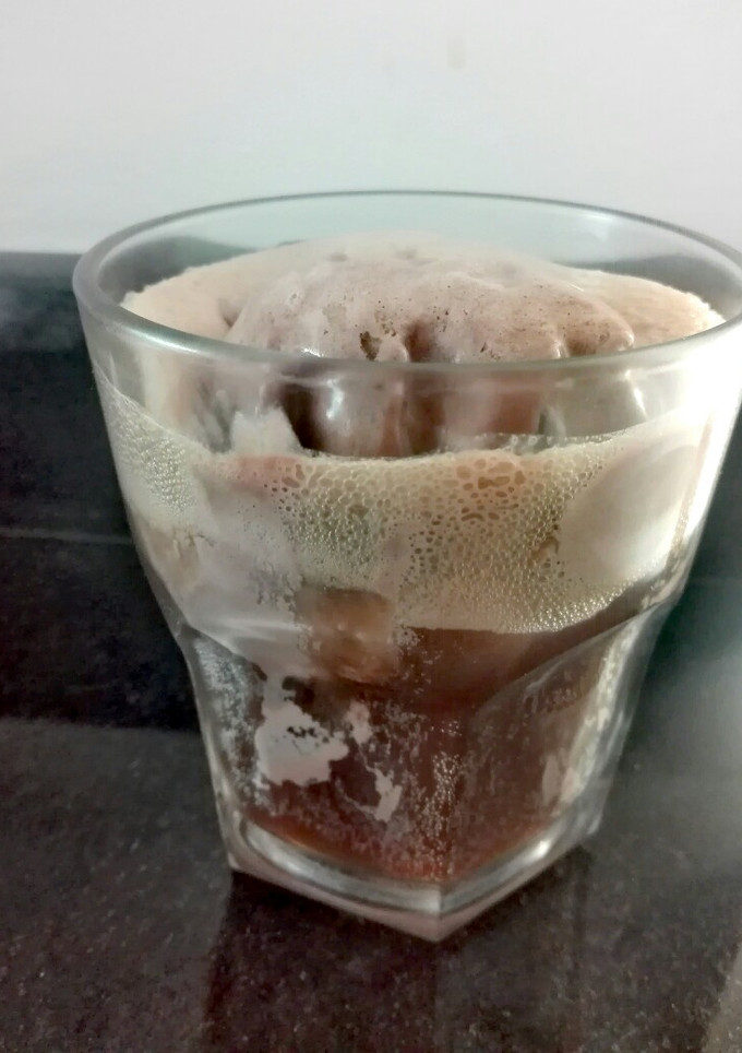 Una foto de Helado de chocolate con Coca/ helado flotante