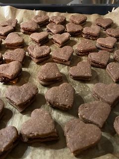 Kakao-Knusper-Herzen mit Krokantfüllung Rezepthauptbild