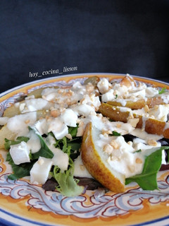 Una foto de Ensalada de pera caramelizada con salsa de kéfir