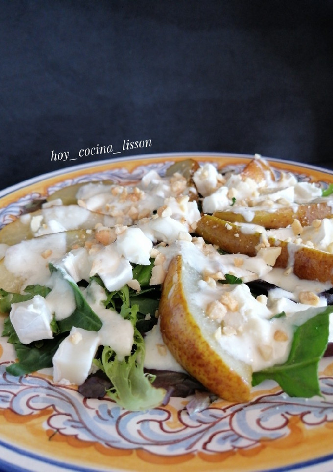 Una foto de Ensalada de pera caramelizada con salsa de kéfir