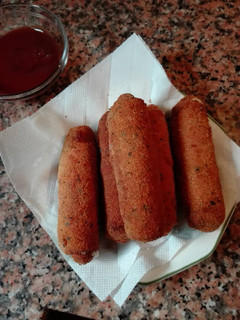 Una foto de Frankfurt rebozado con queso