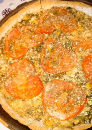 Una foto de Tarta de espinaca, con ricota, choclo y tomate 💚👏👏🍌