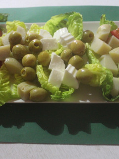 Una foto de Ensalada ordenada con queso fresco