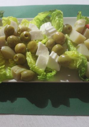 Una foto de Ensalada ordenada con queso fresco