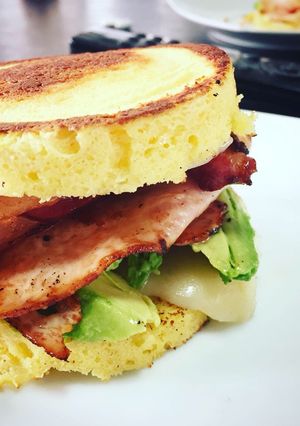 Una foto de Sándwich de jamón y tocino