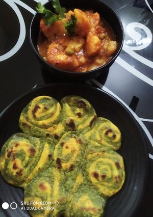 हल्दी बथुआ पराठा (Haldi bathua paratha recipe in Hindi) रेसिपी मुख्य फोटो