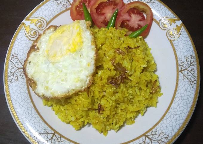 4 Cara Masak Nasi Goreng Kunyit Yang Lezat Cookandrecipe Com