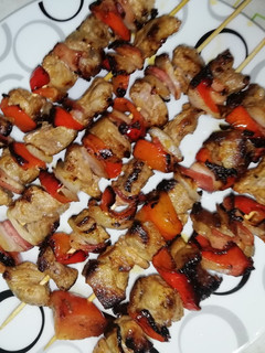 Una foto de Brochetas de cerdo