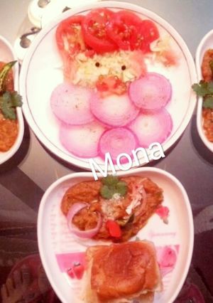 पाव-भाजी (Pav Bhaji recipe in Hindi) रेसिपी मुख्य फोटो