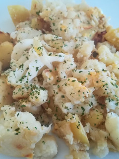 Una foto de Coliflor al ajillo con patata