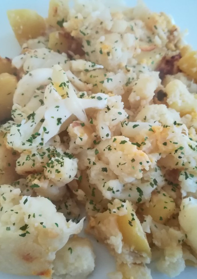 Una foto de Coliflor al ajillo con patata