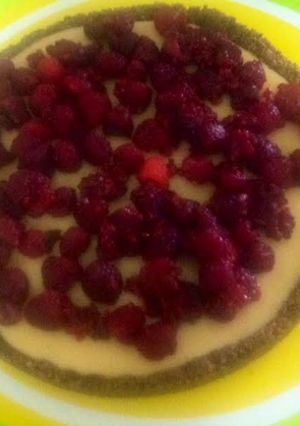Una foto de Tarta con limón y frambuesa