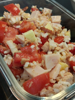 Una foto de Ensalada de arroz y tomate