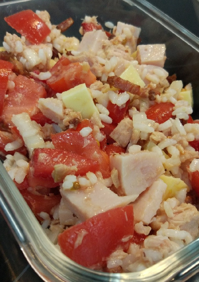 Una foto de Ensalada de arroz y tomate