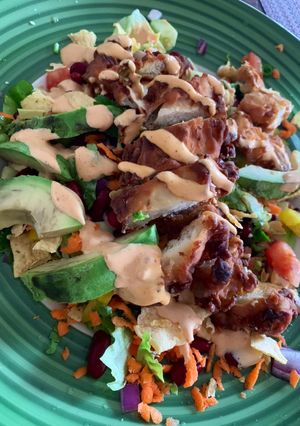 Una foto de Fiesta salad con kfc pollo