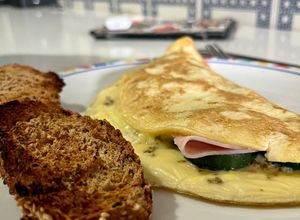 Foto di Omelette prosciutto, emmental e zucchine 🍳🧀