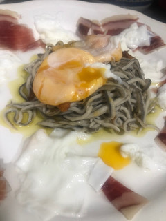 Una foto de Gulas con yema y jamón