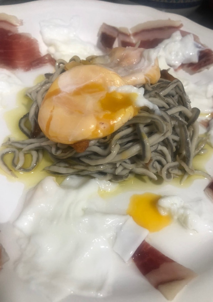 Una foto de Gulas con yema y jamón