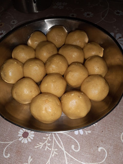 દાળિયા ની દાળ ના લાડુ (Daliya Ladoo Recipe In Gujarati) રેસીપી મુખ્ય ફોટો